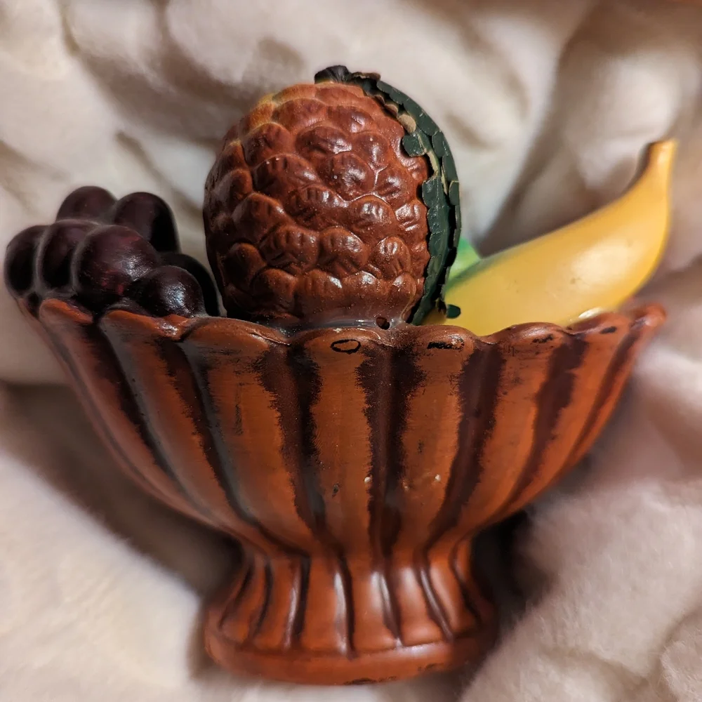 Vintage 1950s fruit basket salt and pepper